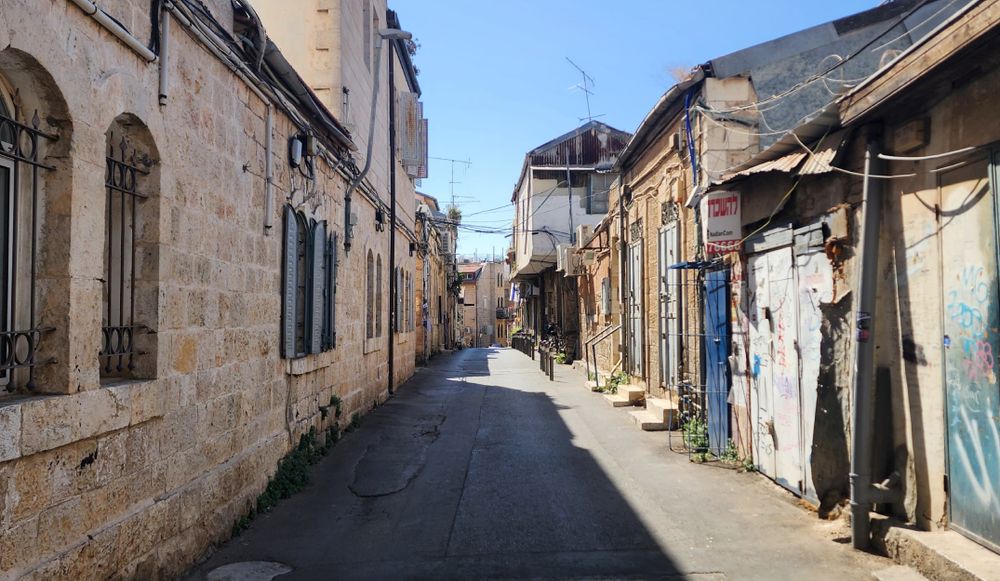 סיור בין החנוכיות הירושלמיות בשכונת נחלאות והשכונות החרדיות