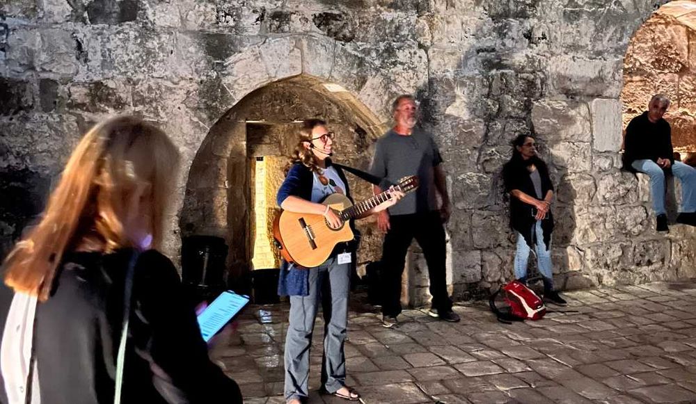 צילום של באנו חושך לגרש – סיור חנוכיות מוזיקלי בירושלים עם גל כליל החורש