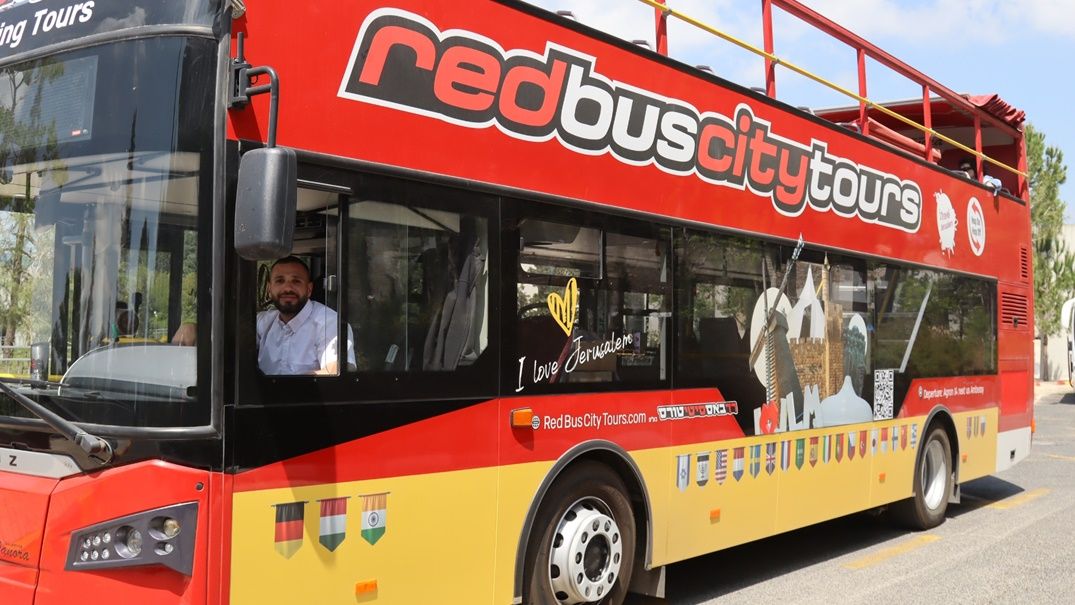 צילום של ירושלים מחבקת את תושבי הדרום והצפון עם מסלולים מיוחדים בחינם באוטובוס האדום