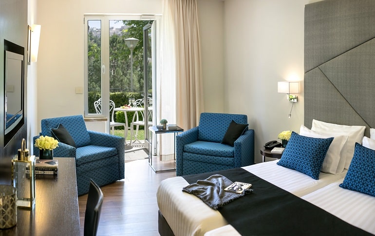 צילום של חנוכריסמס במלון יהודה: 20% הנחה