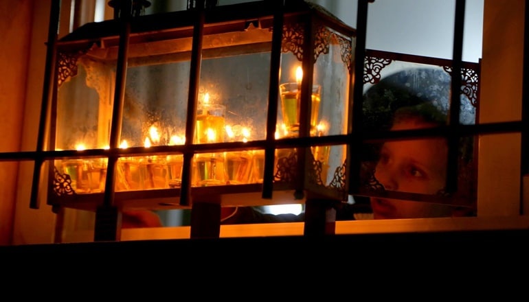 סיור חנוכה קבוצתי בסמטאות ירושלים עם מפגשים מחוץ לקופסא