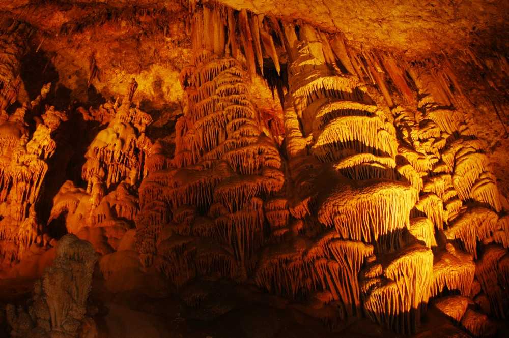 צילום של סיור במערת הנטיפים