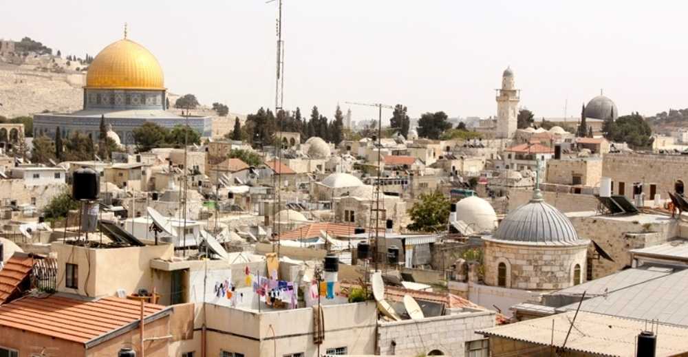 צילום של סיור בעקבות מבנים ממלוכיים ממערב להר הבית