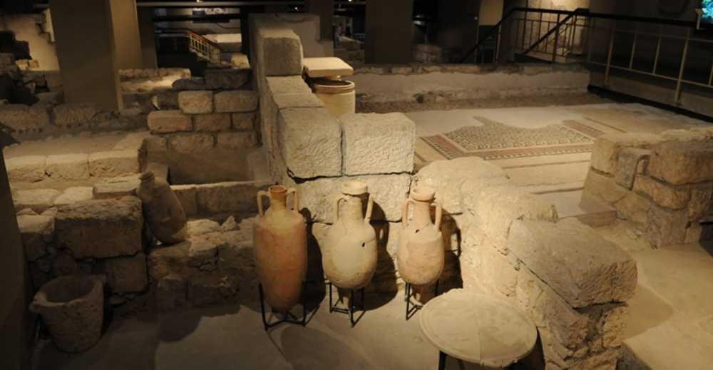 צילום של סיור באתרים ארכיאולוגיים ברובע היהודי