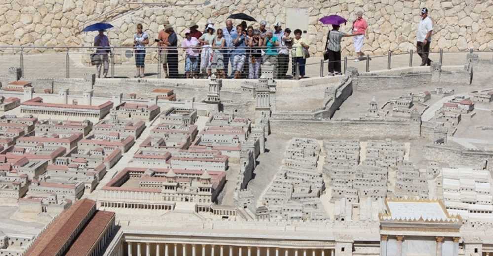 צילום של סיור בעקבות תקופת בית המקדש השני