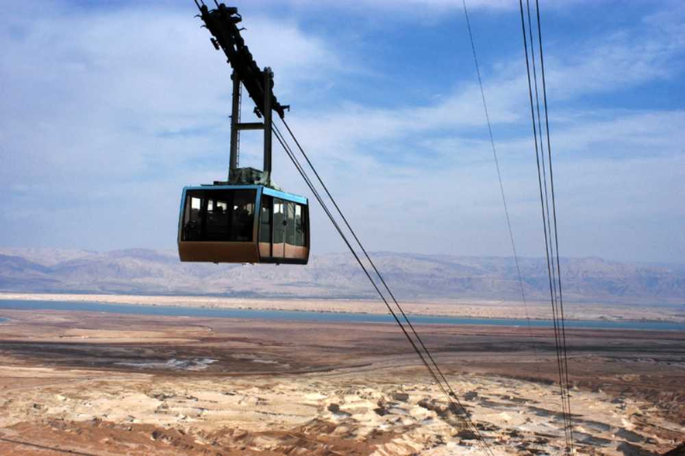 Descend the mountains via Masada cable car (Photo: Dreamstime)