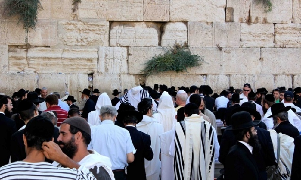 photo of Birkat Kohanim (Blessing of the Priests) at the Western Wall