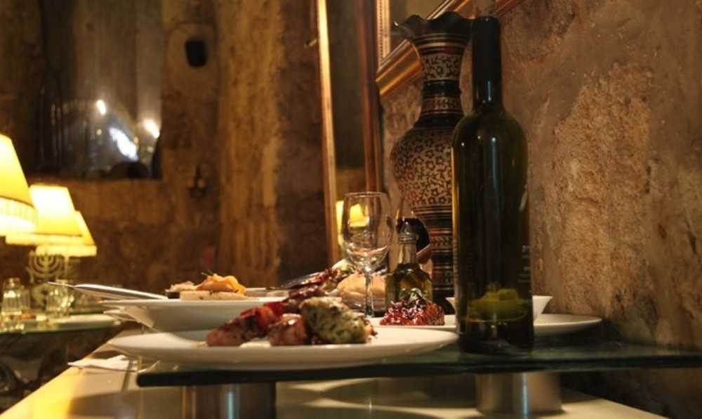 צילום של מסעדת בין הקשתות