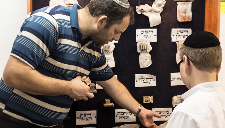 צילום של מפגש עם כותבי התורה והתפילין במפעל ספרי התורה הגדול בארץ