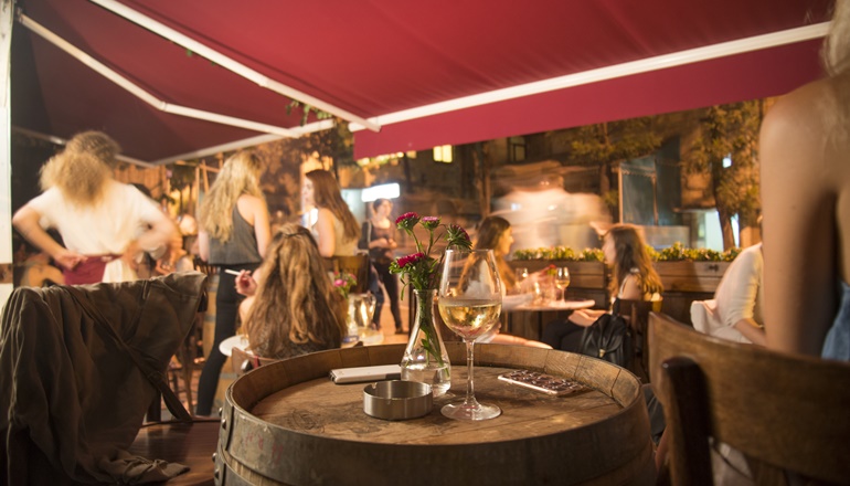 צילום של בר היין ברחוב דרך עזה