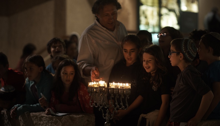 צילום של סיור חנוכיות חגיגי ברובע היהודי