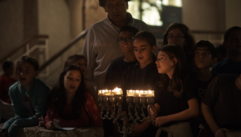 צילום של "נר איש וביתו" – סיור חנוכה חגיגי בבתי הרובע היהודי