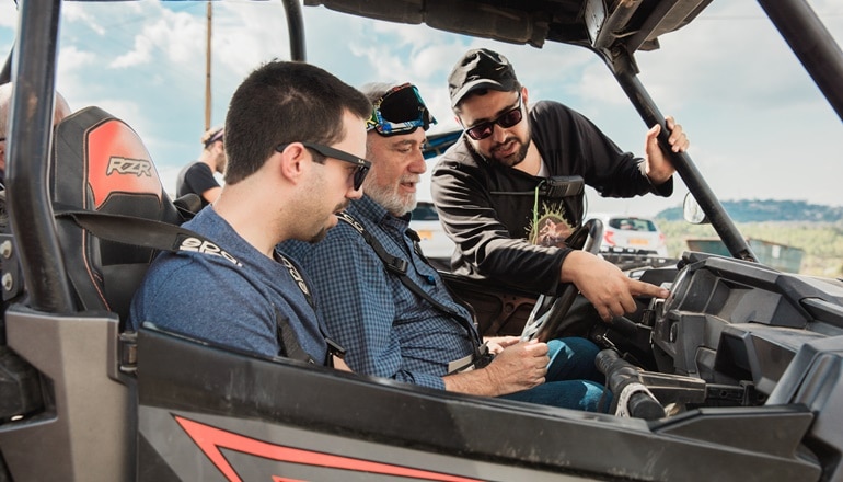 צילום של טרקטורוני אקסטרים