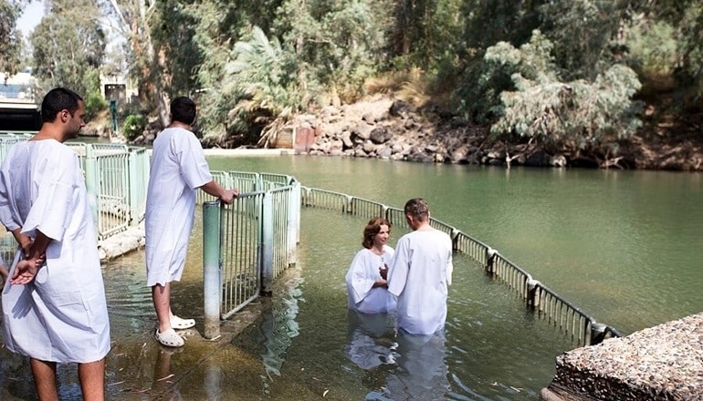 atr-trs-christian-pilgrims-during-mass-baptism-ceremony-yardenit-crd-bhm-85.jpg