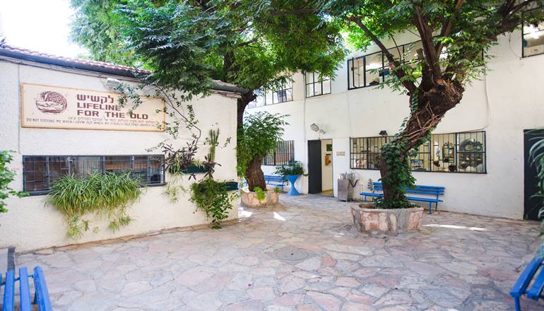 צילום של יד לקשיש - אומנות חברתית ירושלמית