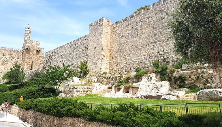 מגלים את סודות חומות העיר העתיקה בסיור עצמאי מרתק