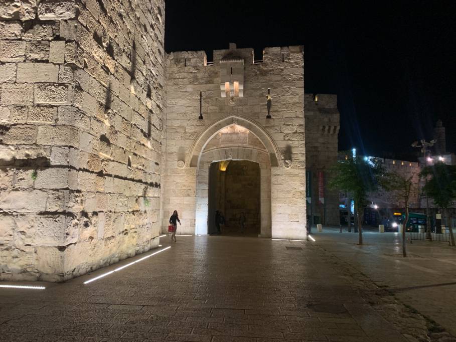 אנשים וחומות - משחק לילי בירושלים (צילום: goBeeTravel)
