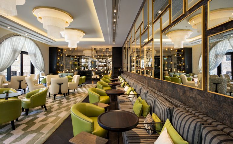 צילום של מסעדת החאן במלון ישרוטל אוריינט ירושלים