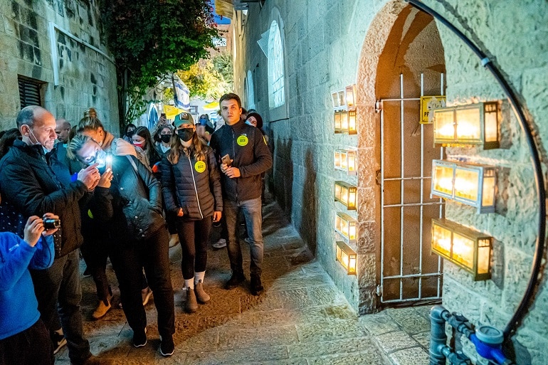 צילום של סיור חנוכיות ברובע היהודי