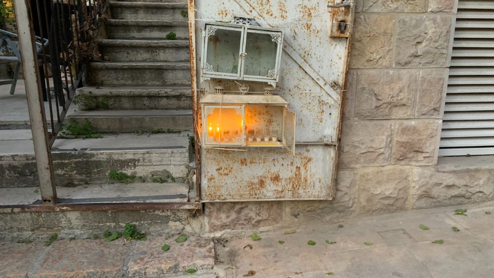 צילום של חנוכיות בנחלאות: סיור חנוכה בנחלאות עם "ירושלים מחוץ לקופסה"